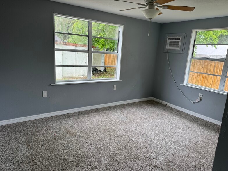 Building Photo - 605 Center Ave