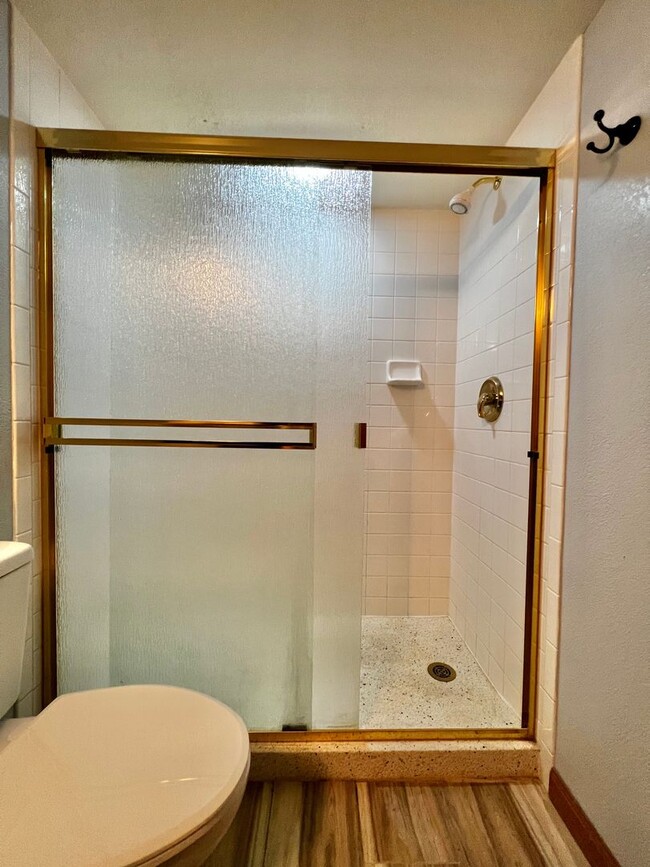 Building Photo - Stunning 4-Bedroom, 4-Bathroom Home in Sou...