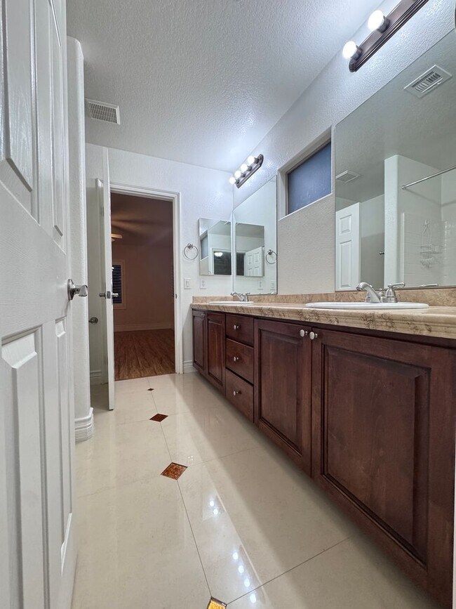 Building Photo - LUXURY LIVING • GOLF COURSE VIEW • GUARD-GATED COMMUNITY