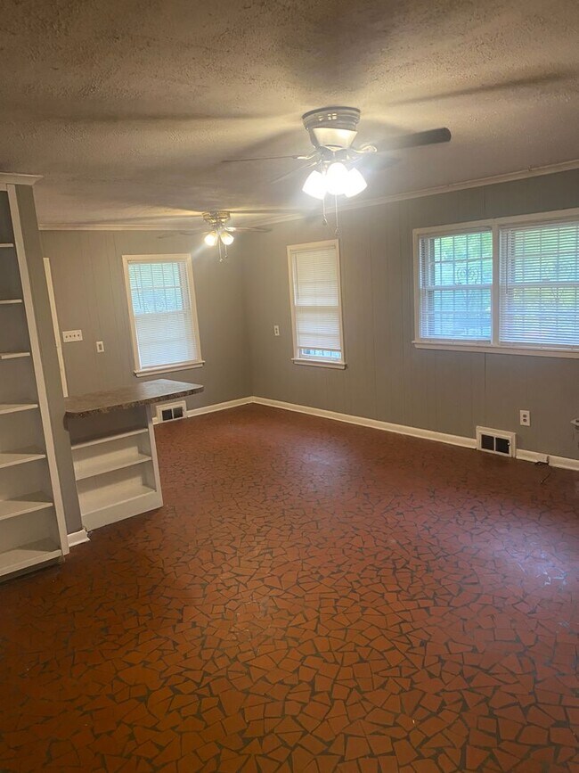 Building Photo - Spacious 4-Bedroom Home in Memphis-Perfect...