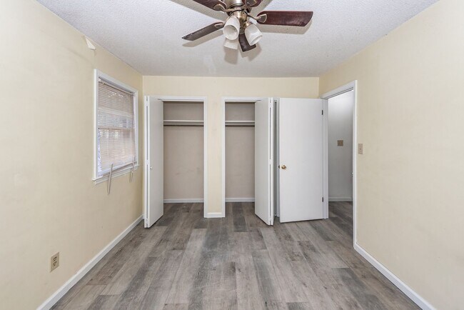 Building Photo - 2 Bedroom, 1.5 Bathroom Townhome - Summerville