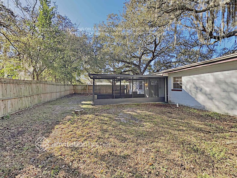 Building Photo - 7601 Sharon Dr