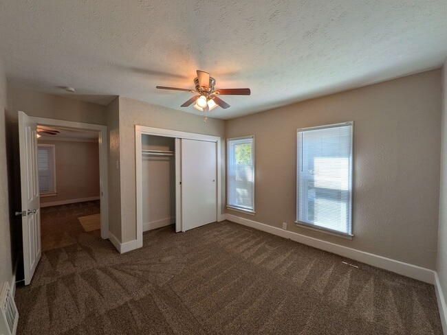 Building Photo - 3 Bedroom Home with detached garage and partially fenced yard, pet friendly!