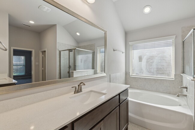 Building Photo - 548 Bradley Dr