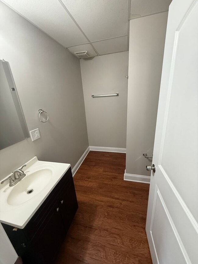 Building Photo - 4br, 2ba home with two large garages
