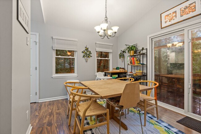Building Photo - 3 Bedroom 2 Bath Chapel Hill Home - Available in early August! Near Southern Village