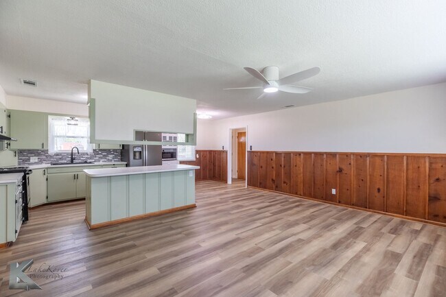 Building Photo - 4 BED, 2 BATH, 2 CAR GARAGE!