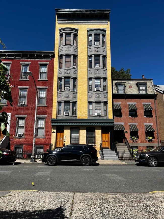 Building Photo - 64 Mercer St