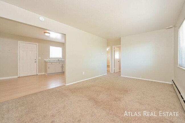 Building Photo - 2 bedroom 1 bath near light rail! Off Stre...