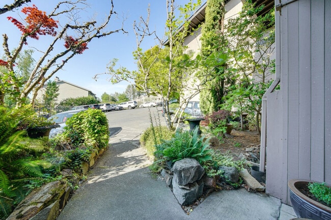 Building Photo - 1425 S Puget Dr