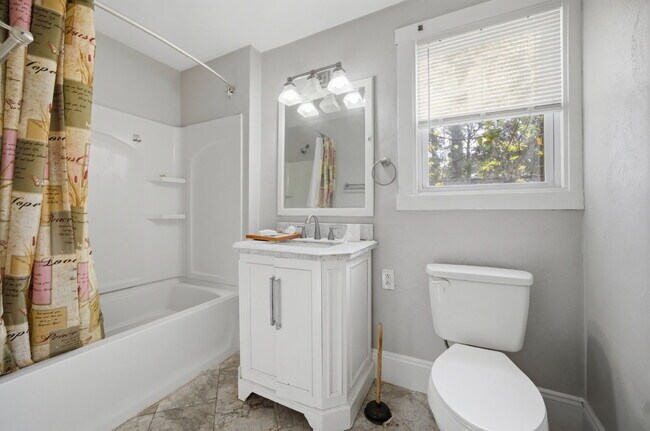 Building Photo - GORGEOUS 4 BED, 2.5 BATH HOME FOR RENT IN NORFOLK!