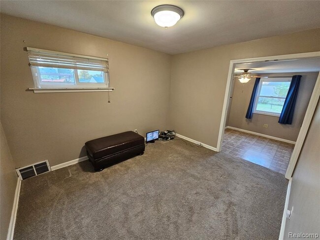 Building Photo - 29624 Rosslyn Ave