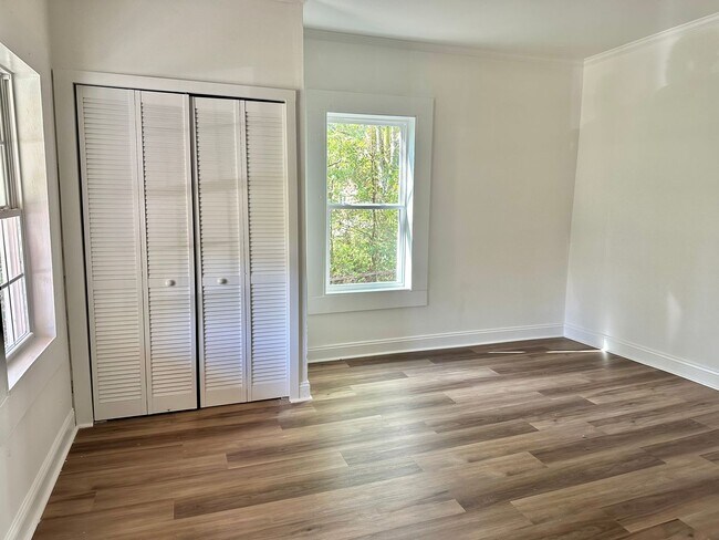 Building Photo - Recently Renovated 2-Bedroom Home in Hende...