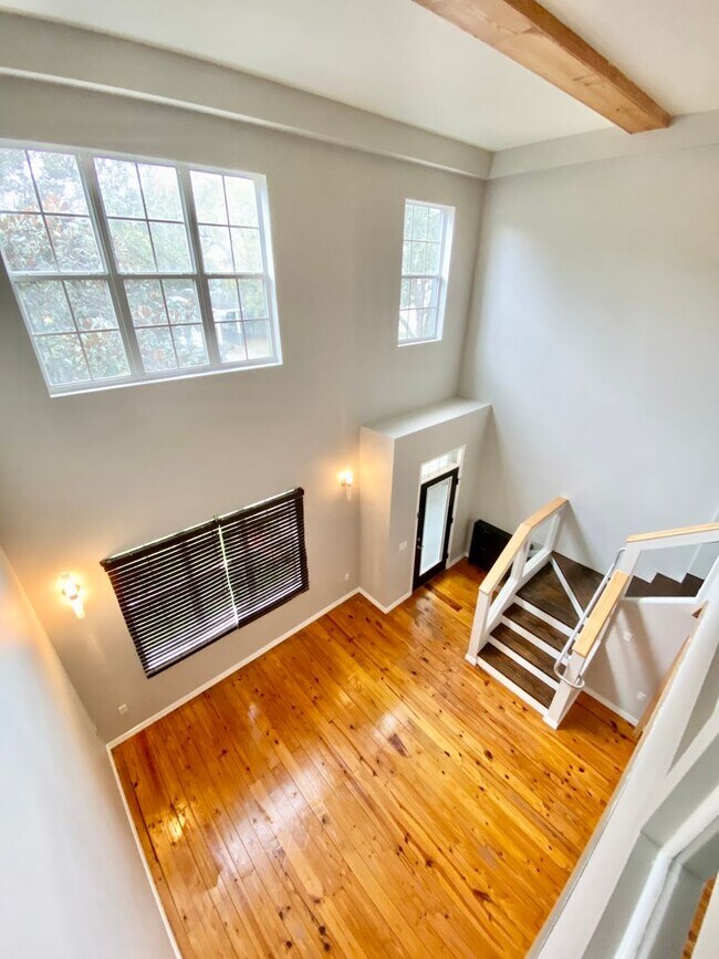Building Photo - LUXURY TOWNHOME IN SODO 3/2.5 PLUS OFFICE AND BONUS ROOM  - DOWNTOWN ORLANDO
