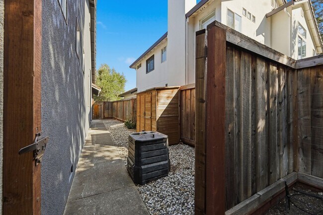 Building Photo - 1439 Gordon Dr