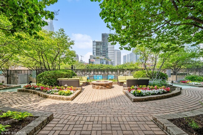 Building Photo - 400 N La Salle Dr