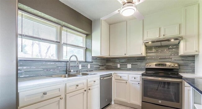 Building Photo - 4724 NW Ridgecrest Dr