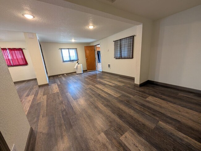 Building Photo - 2 Bedroom 1 Bath Winchester House - Walking Distance to the Lake!