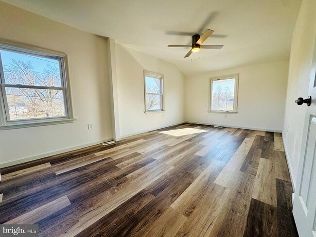 Building Photo - 552 Merchant St