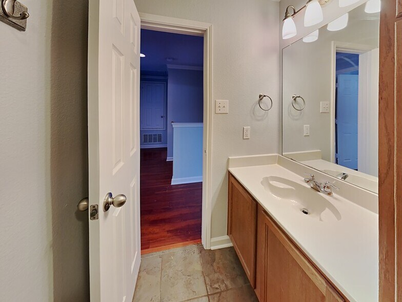 Building Photo - 3421 Highpoint Dr