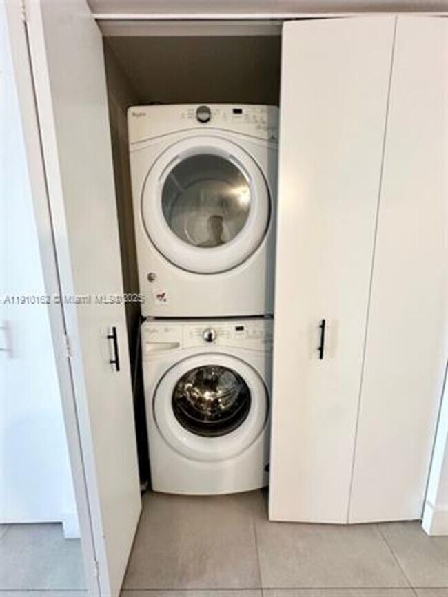 Building Photo - 488 NE 18th St