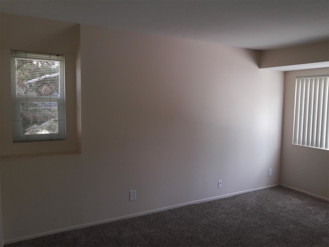 Building Photo - 8537 Villa La Jolla Dr