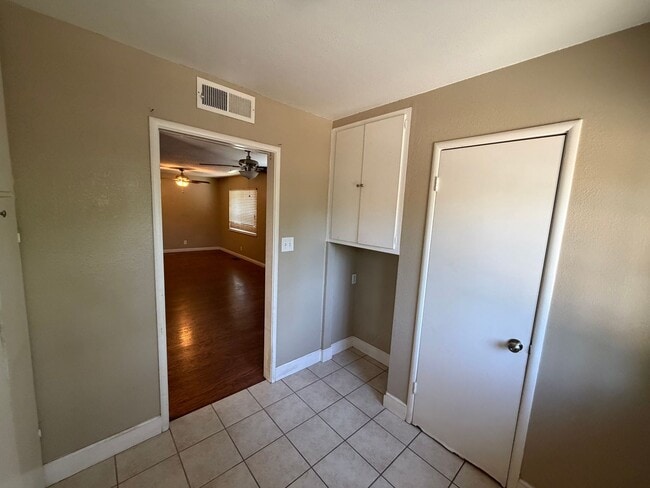 Building Photo - 4752 Crestview Dr