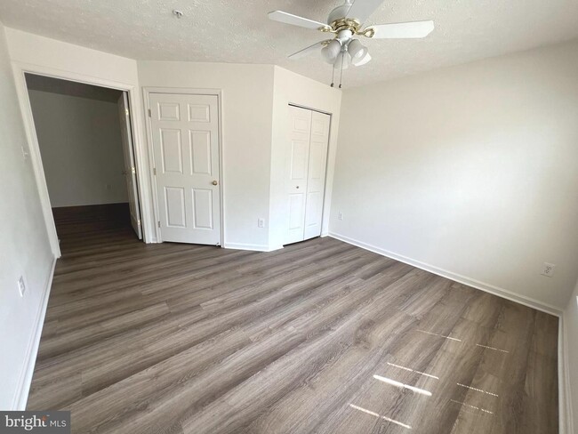 Building Photo - Gorgeous light filled 2 bedroom 2 bath con...