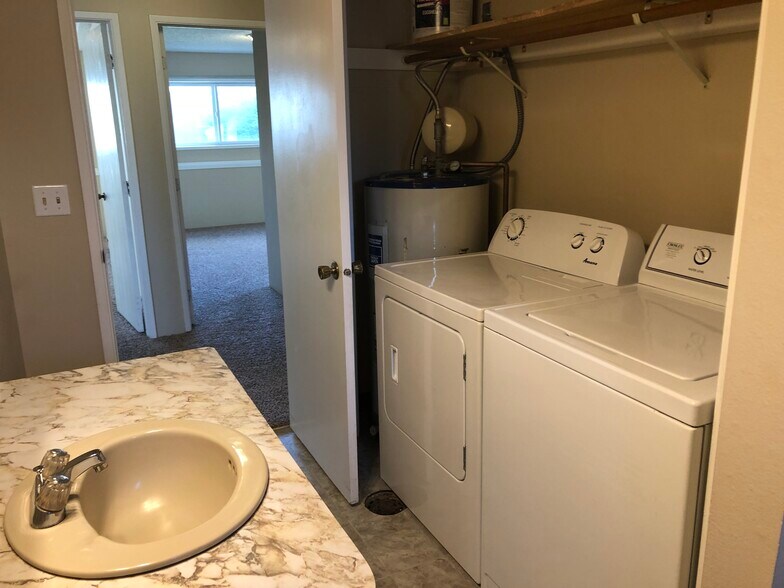 Building Photo - 1804 N Oak St