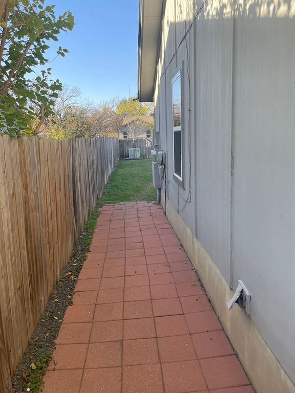 Building Photo - 8801 Pineridge Dr