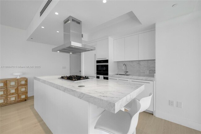 Building Photo - 3737 Collins Ave