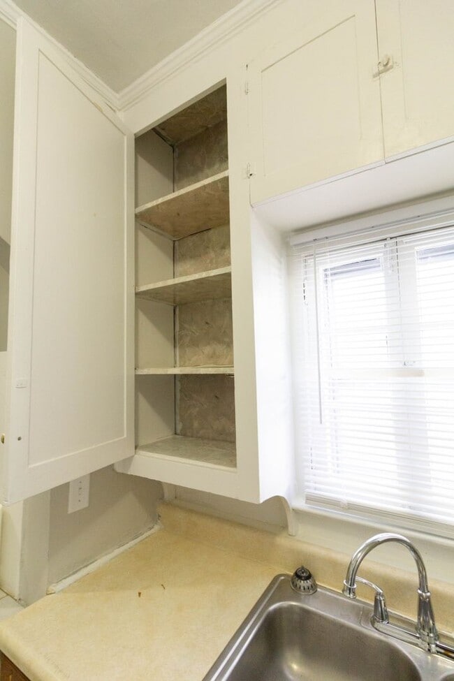 Building Photo - Very Large 1 Bed / 1 Bath