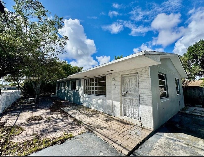 Building Photo - 901 NW 55th St