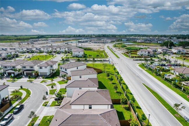 Building Photo - 2444 SE 24th Ave