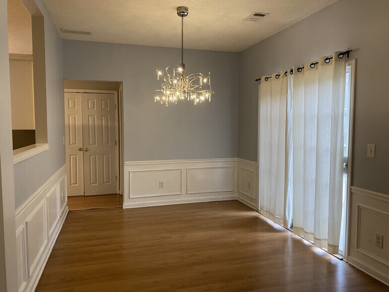 Building Photo - 2706 Cottesford Dr SE