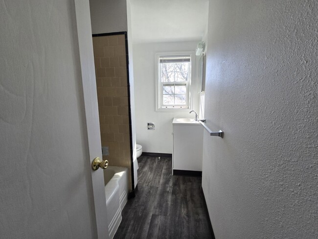 Building Photo - 447 NE Winchester St