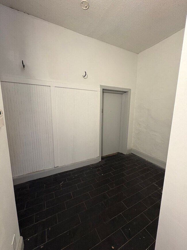 Building Photo - 201 Summit Loft