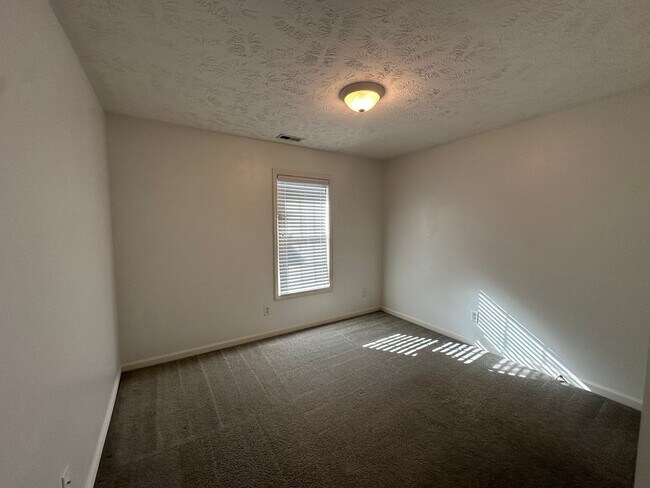 Building Photo - Well-Maintained 4 Bed 2.5 Bath with Fenced Backyard