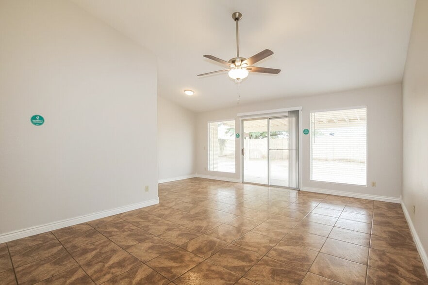 Building Photo - 7827 W Shangri La Rd