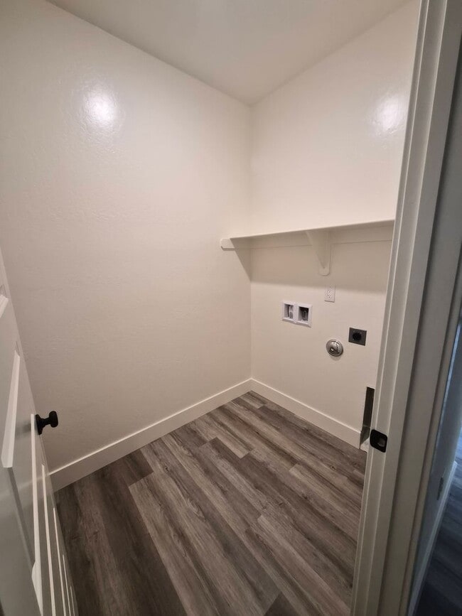 Building Photo - Large 4-Bedroom, 3-Bath Home