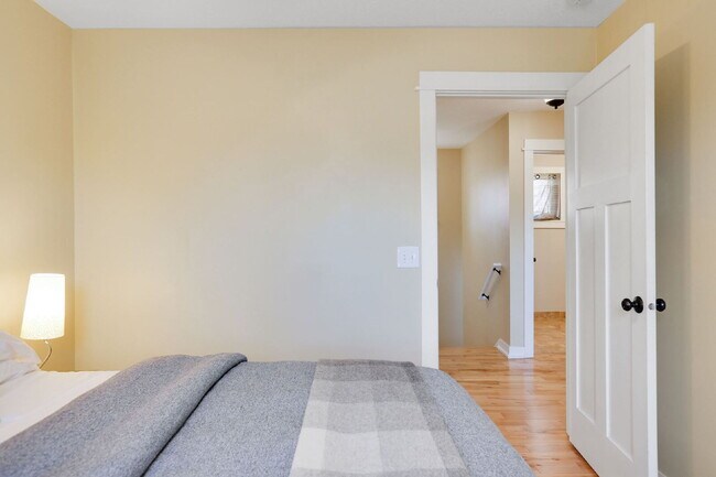 Building Photo - Charming 5-Bed Home with Hardwood Elegance in Minneapolis