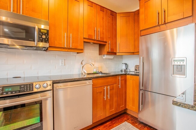 Building Photo - Stunning 2 BR/2 BA Condo in Dupont Circle!