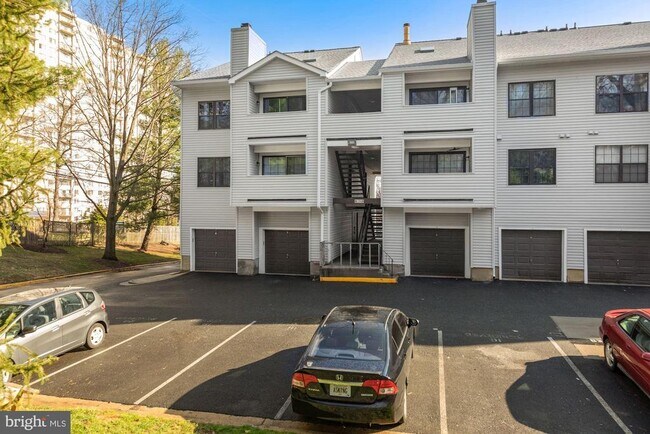 Building Photo - 1601 Carriage House Terrace