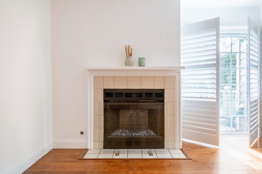 Crushed reflective glass gas fireplace - 6638 Clybourn Ave