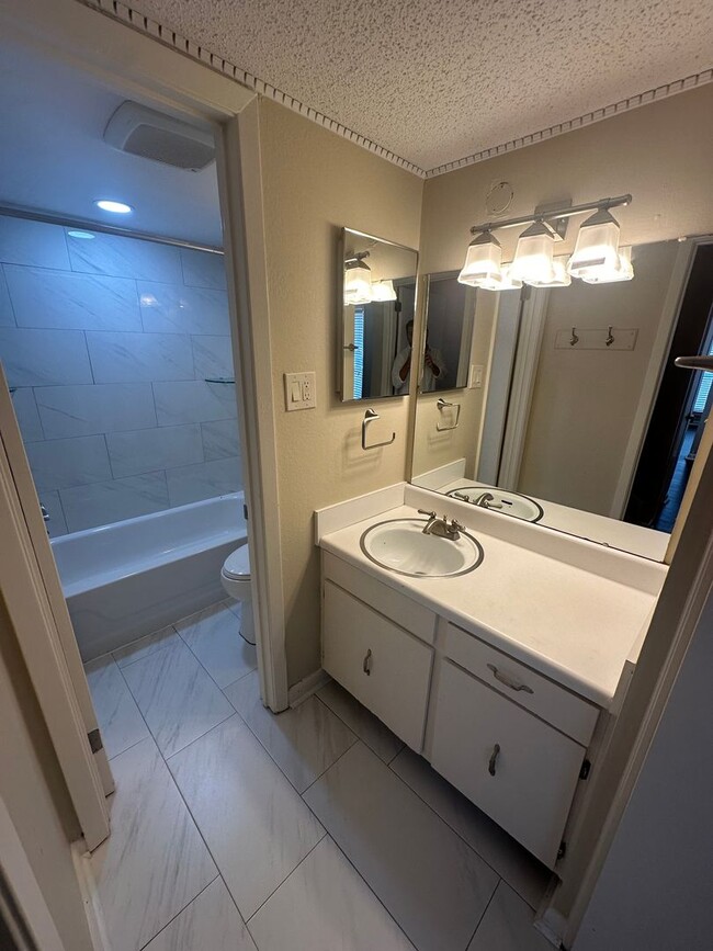 Building Photo - 3BD/2BA Townhouse located in Whispering Oaks!