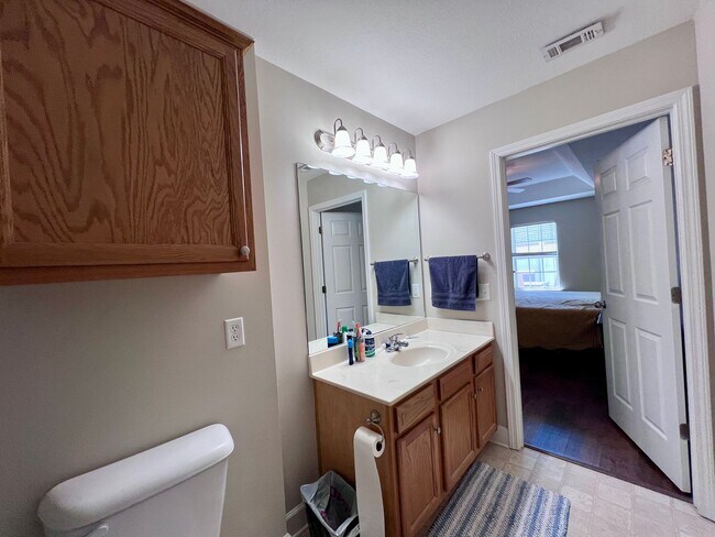 Building Photo - Fantastic 2 bedroom 2 bath townhome