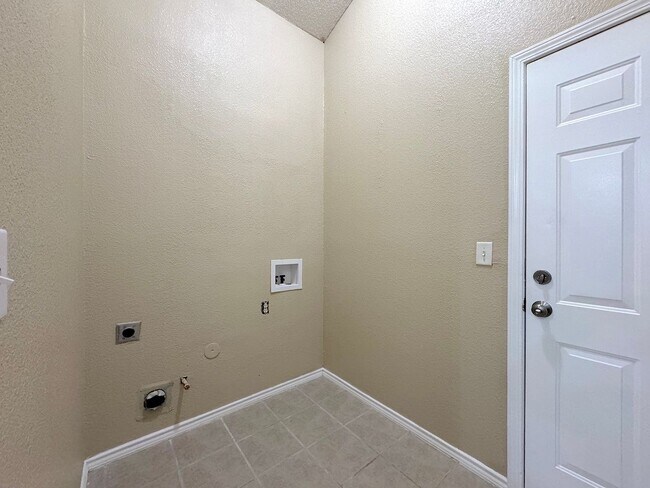 Building Photo - Northeast El Paso 4 Bed, 2 Bath close to Ft Bliss!