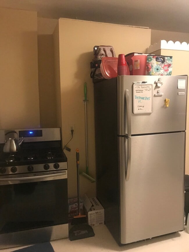 Building Photo - A spacious and quiet 3 bedroom home in Old...