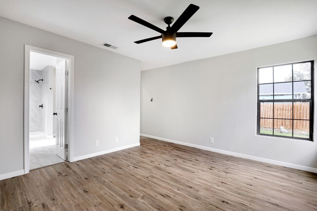 Building Photo - 7106 Grassy Trl