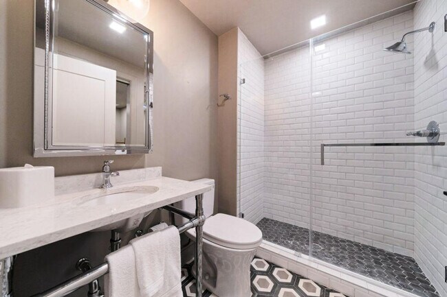 Building Photo - 505 E Travis St